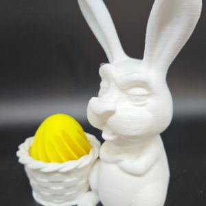 Grummeliger Osterhase mit Ei